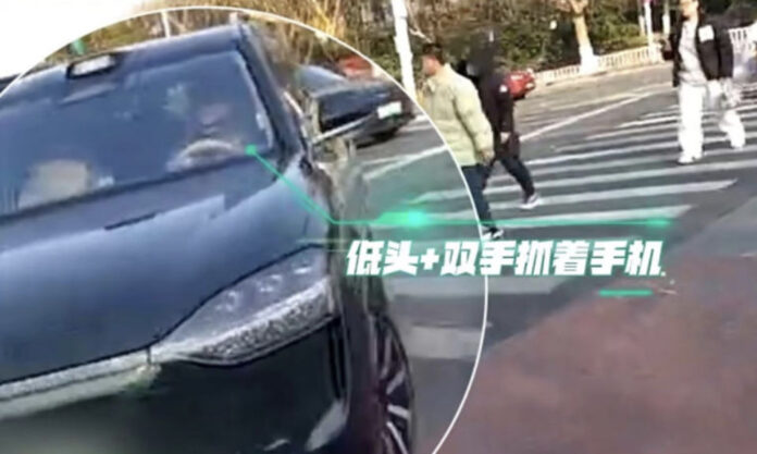 The Nanjinger - Nanjing Police Pull over Driver for 2 Handed Mobile Phone Use while Turning Right